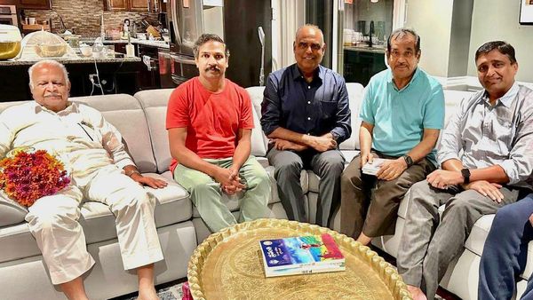 NRI News: ఆచార్య కొలకలూరి ఇనాక్‍కు స్వాగతం పలికిన ఆట..