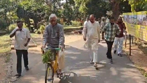 సైకిల్ తొక్కిన కేంద్ర మాజీ మంత్రి అశోక్ గజపతిరాజు.. రీజన్ ఇదే!!
