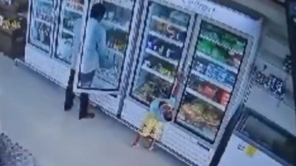 సూపర్ మార్కెట్‌లో ఫ్రిడ్జ్‌ని ముట్టుకోవడంతో విద్యుత్ షాక్, చిన్నారి మృతి (వీడియో)