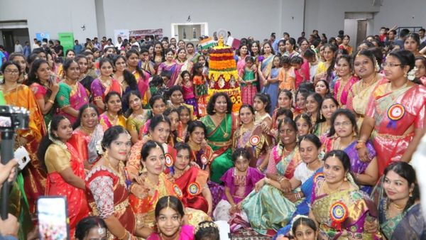 NRI News: కెనడా, హాంగ్ కాంగ్‍లో ఘనంగా బతుకమ్మ సంబురాలు..