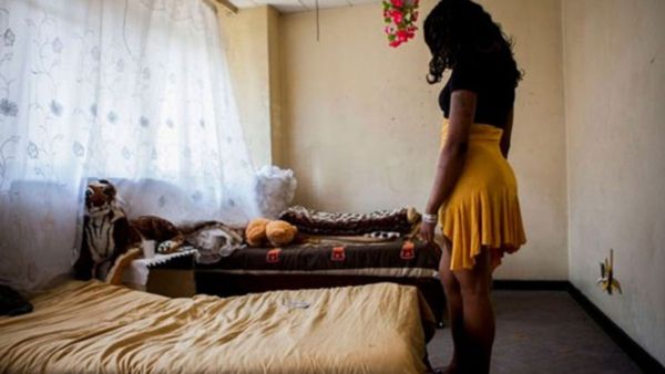 థాయ్ లాండ్ హనీమూన్ ఫోటోలు లీక్ చేస్తానని ?, ఐటీ హబ్ భార్యకు షాక్, ఏడాదికే సైకో సీన్ !