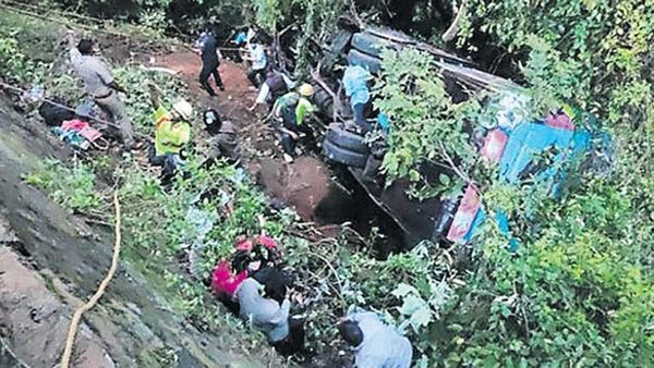 లోయలో పడిన టూరిస్ట్ బస్సు: 9 మంది మృతి, 25 మందికి గాయాలు