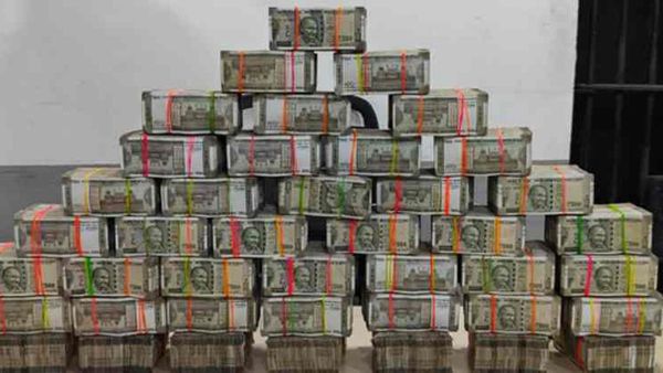 తెలంగాణలో విస్తృత తనిఖీలు: రూ. 130 కోట్లకుపైగా నగదు, బంగారం సీజ్