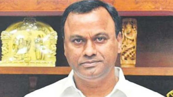 కాంగ్రెస్ లోకి బీజేపీ బిగ్ షాట్స్ - బండికి బుజ్జగింపులు..!!