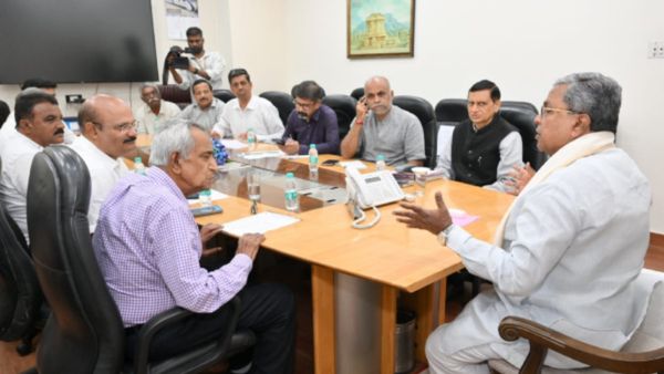 ఐటీ దాడుల దెబ్బతో సీఎం ఇంటికి పరుగుతీసిన కాంట్రాక్టర్ల సంఘం లీడర్స్, అక్కడే !