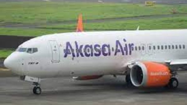 Akasa Air: బ్యాగ్‍లో బాంబు ఉందంటూ ప్రయాణికుడి బెదిరింపు.. ఎమర్జెన్సీ ల్యాండ్ అయిన విమానం..