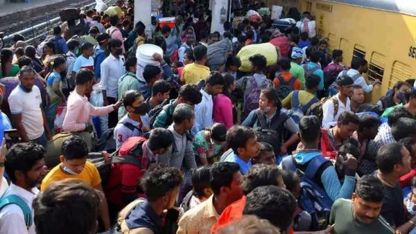 Hyderabad: ప్రయాణికులతో నిండిపోయిన బస్టాండ్లు, రైల్వే స్టేషన్లు..