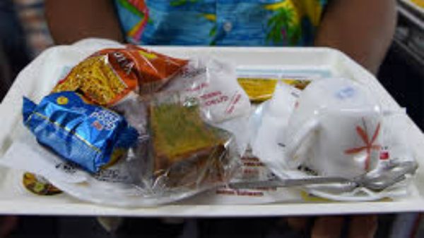 రైల్వే ప్రయాణీకులకు ఇక ఆన్ లైన్ ఫుడ్ - నేరుగా బెర్తు వద్దకే..!!