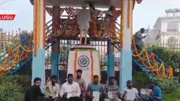 గాంధీ విగ్రహం ముందు ఇనుప సంకెళ్ళతో విద్యార్థులు.. ఉద్రిక్తత!!