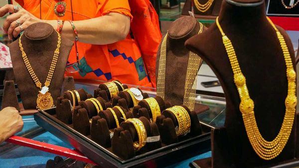 ప్రియుడి కోసం ఏకంగా ప‌ది కిలోల బంగారం కొట్టేసిన బ్యాంక్ మేనేజ‌ర్‌..