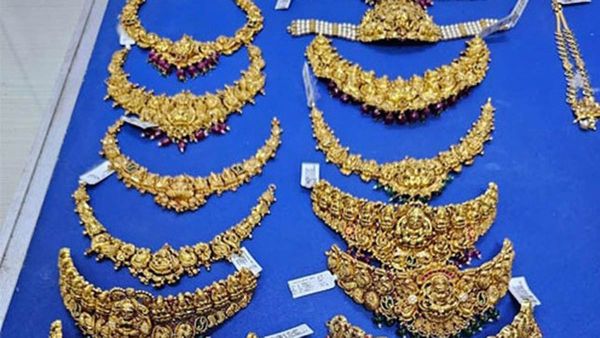 హైదరాబాద్‌లో 17 కిలోల బంగారం, వెండి స్వాధీనం: 3 కోట్ల వరకు నగదు సీజ్