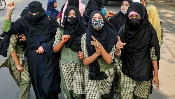 ముస్లీం అమ్మాయిలకు హిజాబ్ లతో ఎంట్రీ, అయితే షరతులు వర్థిస్తాయి, గంట ముందే !