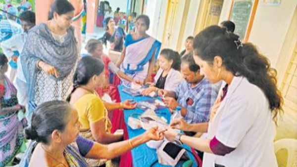 జగనన్న ఆరోగ్య సురక్ష శిబిరంలో స్పెషలిస్ట్ వైద్యులు..ప్రజల్లో భారీ స్పందన..!