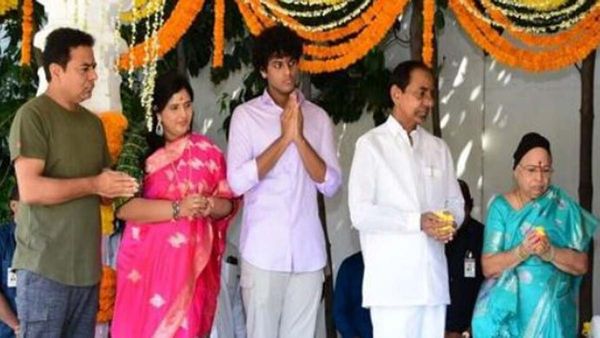 ప్రగతి భవన్‌లో ఘనంగా విజయ దశమి వేడుకలు: కుటుంబంతో కలిసి కేసీఆర్ పూజలు