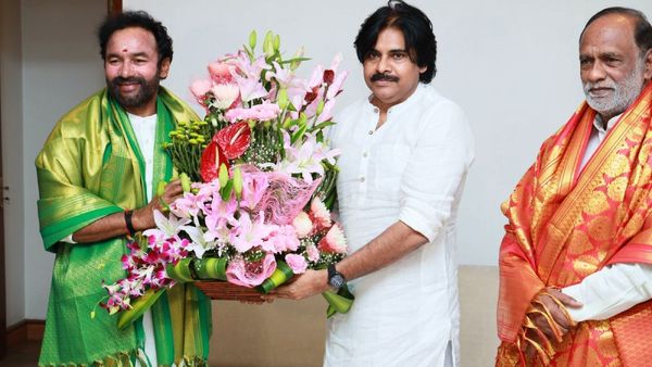 తెలంగాణా ఎన్నికలు: పవన్ కళ్యాణ్ తో కిషన్ రెడ్డి, లక్ష్మణ్ భేటీ.. ఎందుకంటే!!