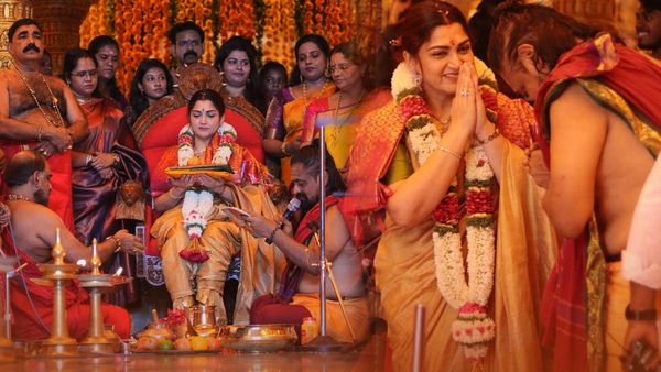 త్రిసూర్‌లోని ప్రాచీన విష్ణుమాయ దేవాలయంలో ఖుష్బూ కాళ్ళు కడిగి ప్రత్యేక పూజ!!