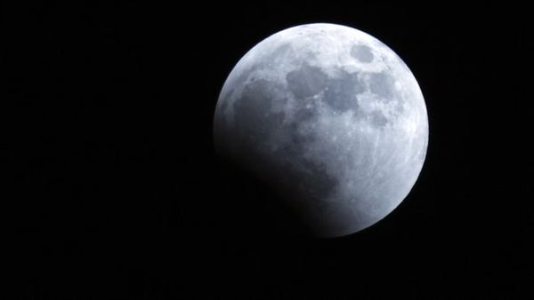 నేడే చంద్రగ్రహణం: ఏపీలో ప్రముఖ ఆలయాల మూసివేత; పునః దర్శనాలిలా!!