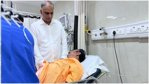 ఆస్పత్రికి పరుగు తీసిన హరీశ్ రావు: కొత్త ప్రభాకర్ రెడ్డికి సర్జరీపై మీడియాతో ఏమన్నారంటే?