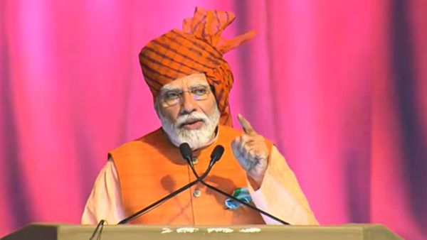 కులతత్వం, ప్రాంతీయ తత్వాల్ని రూపుమాపాలి-దసరా వేళ విపక్షాలకు మోడీ చురకలు..