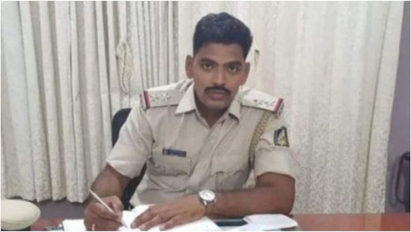 రైతు నోట్లో బూటుకాలు పెట్టిన ఎస్ఐ ఏం చేశాడంటే, ధైర్యంగా వెళ్లిన అన్నదాత భార్యకు !