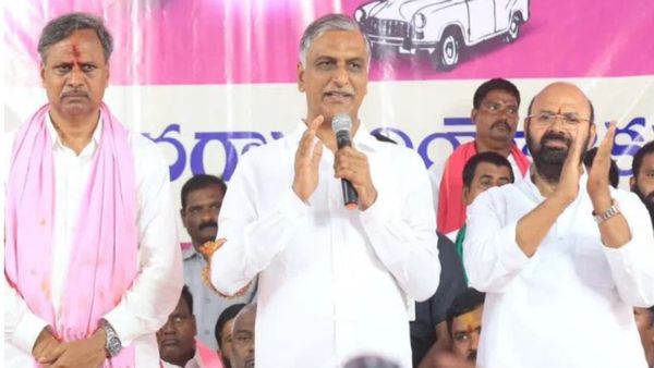 హరీశ్ సమక్షంలో ముత్తిరెడ్డి యాదగిరి రెడ్డికి పల్లా రాజేశ్వర్ రెడ్డి పాదాభివందనం