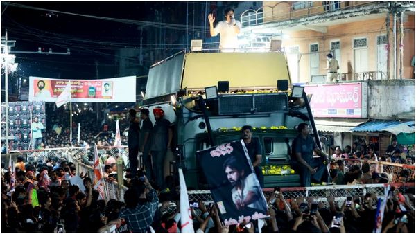 Pawan Kalyan : పవన్ కళ్యాణ్ కు పోలీసుల నోటీసులు- రాళ్ల దాడి ఆరోపణలపై సీరియస్