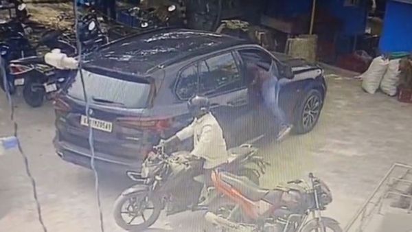 పట్టపగలే.. బీఎండబ్ల్యూ కారు అద్దాలు పగలగొట్టి, రూ. 13 లక్షలు చోరీ: వీడియో వైరల్