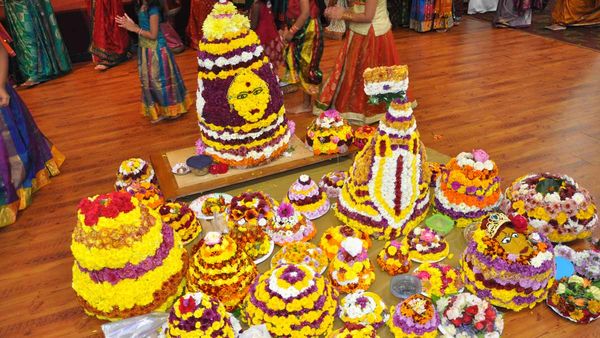 నేడే సద్దుల బతుకమ్మ.. వైభవంగా గంగమ్మ చెంతకు గౌరమ్మ!!