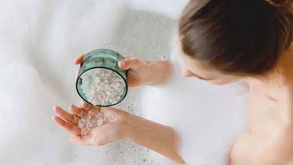 health tips: ఉప్పు కలిపిన నీళ్ళతో స్నానం చేస్తే బోలెడు ఆరోగ్య ప్రయోజనాలు.. తెలుసుకోండి!!