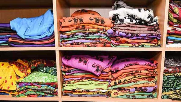 పండుగ వేళ.. 10 రూపాయలకే పట్టుచీర!!