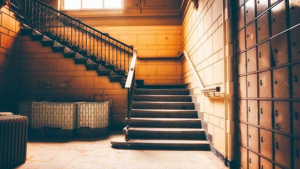 vastu tips: ఆ దిశలో మెట్లు ఉంటే కుటుంబంలో ఆర్ధిక ఇబ్బందులు, అనారోగ్యాలు!!