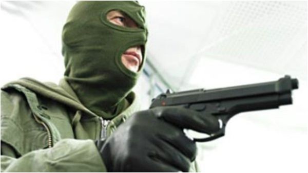 పట్టపగలు నగల షోరూమ్ లో అరాచకం, రివాల్వర్ తో ఓనర్ ను కాల్చేసి కేజీ నగలు లూటీ, పక్కాప్లాన్ తో !