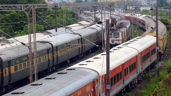 Special Trains: దసరాకు ప్రత్యేక రైళ్లు.. ఎక్కడి నుంచి ఎక్కడికంటే..!