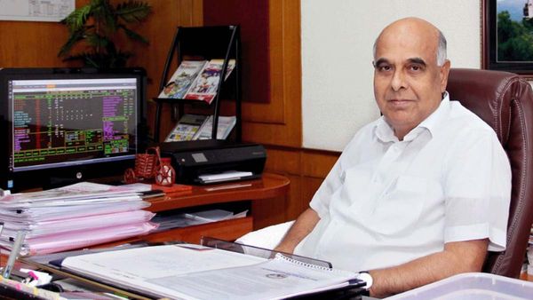 కేసీఆర్ చెప్పినా.. వినడంలేదు: ఐఏఎస్ అధికారులపై ట్రాన్స్‌కో ఎండీ ప్రభాకర్ రావు సంచలనం