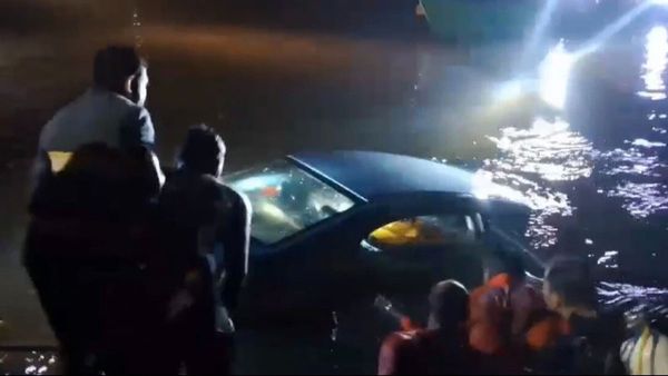 గూగుల్ మ్యాప్స్ నమ్ముకుని వెళ్తే నదిలోకి కారు:ఇద్దరు వైద్యులు మృతి