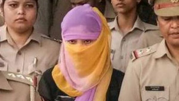 కాబోయే భర్తతో వెళ్లిన యువతి, గస్తీ పోలీసులు ఏం చేశారంటే ?, కొన్ని గంటలు !