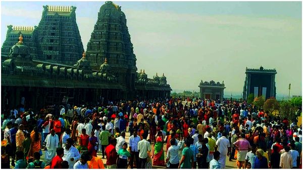Yadadri: యాదాద్రికి పోటెత్తిన భక్తులు.. దర్శనానికి 3 గంటల సమయం..