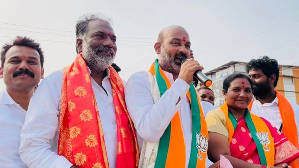 కాంగ్రెస్ నేతలకు బండి సంజయ్ సవాల్: పార్టీలు, జెండాలు పక్కన పెట్టాలంటూ ఓటర్లకు పిలుపు