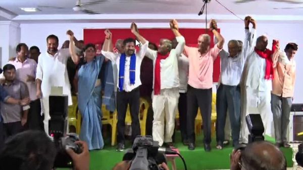 కాంగ్రెస్-సీపీఐ పొత్తు ఖరారు: ఆ స్థానం నుంచి సీపీఐ పోటీ, మరో 2 ఎమ్మెల్సీలు అప్పుడే