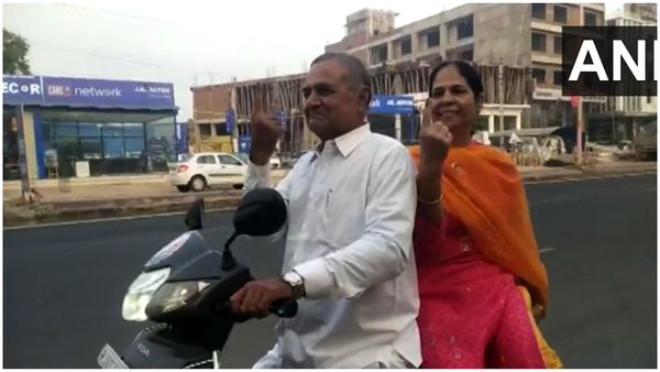 రాజ‌స్థాన్ అసెంబ్లీ ఎన్నిక‌లు : టూవీల‌ర్‌పై వ‌చ్చి ఓటేసిన బిజెపి ఎంపీ...