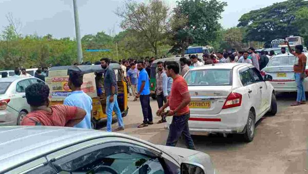 RGIA: సమ్మె చేస్తున్న క్యాబ్ డ్రైవర్లు.. ప్రయాణికుల ఇబ్బందులు..