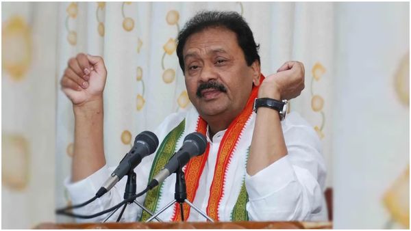 కాంగ్రెస్ నేత షబ్బీర్ అలీ ఇంట్లో సోదాలు​: బీఆర్ఎస్ నేత ఇంట్లోనూ