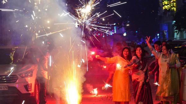 Deepavali: టపాసులు కాల్చడంపై ఆంక్షలు, ఈ వేళల్లోనే; ఈసీకి రాజా సింగ్ ఫిర్యాదు