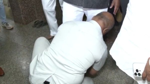 గన్ మెన్ తో షూ తొడిగించుకున్న మంత్రిగారు, చేతులు ఖాళీగా ఉన్నా సరే ?