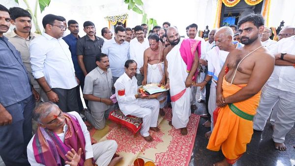 సెంటిమెంట్ తప్పని సీఎం కేసీఆర్ - అక్కడే నామినేషన్ పై సంతకాలు..!!