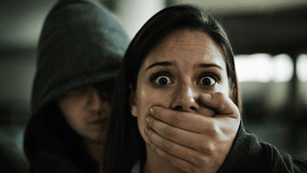 స్కూల్ ముందే ఇన్నోవా కారులో లేడీ టీచర్ కిడ్నాప్, పెళ్లిచూపులకు వెళ్లిన యువకుడితో ? !