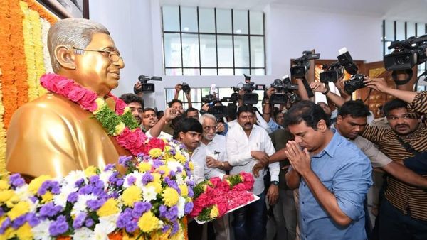 తెలంగాణా భవన్ దీక్షా దివస్ లో మంత్రి కేటీఆర్: ఎన్నికల స్క్వాడ్ అభ్యంతరం!!