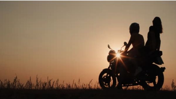 గర్ల్ ఫ్రెండ్ తో తిరుగుతున్నాడని కాలేజ్ అబ్బాయి చేతివేళ్లు కట్, బండరాళ్లతో పచ్చడి చేసి ?