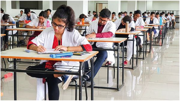 దక్షిణాది దెబ్బకు దిగొచ్చిన కేంద్రం ! ఎంబీబీఎస్ సీట్ల పరిమితిపై యూటర్న్...