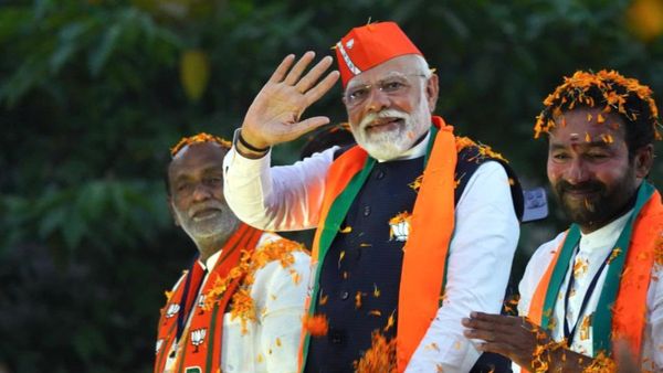 హైదరాబాద్‌లో మోడీ మెగా రోడ్ షో, హారతులు పట్టారు: గురుద్వారాను సందర్శించిన ప్రధాని